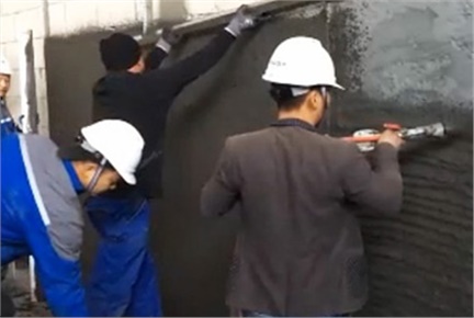 6人組機(jī)械化抹灰（自動(dòng)輸送、自動(dòng)攪拌和噴涂、刮平及收面）